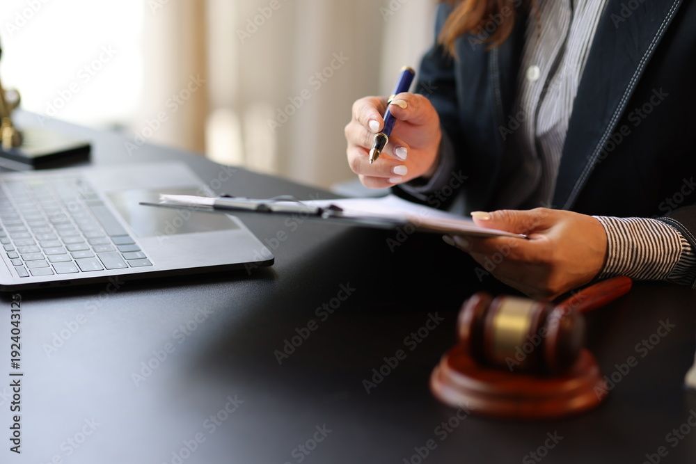 Juriste annotant un dossier administratif