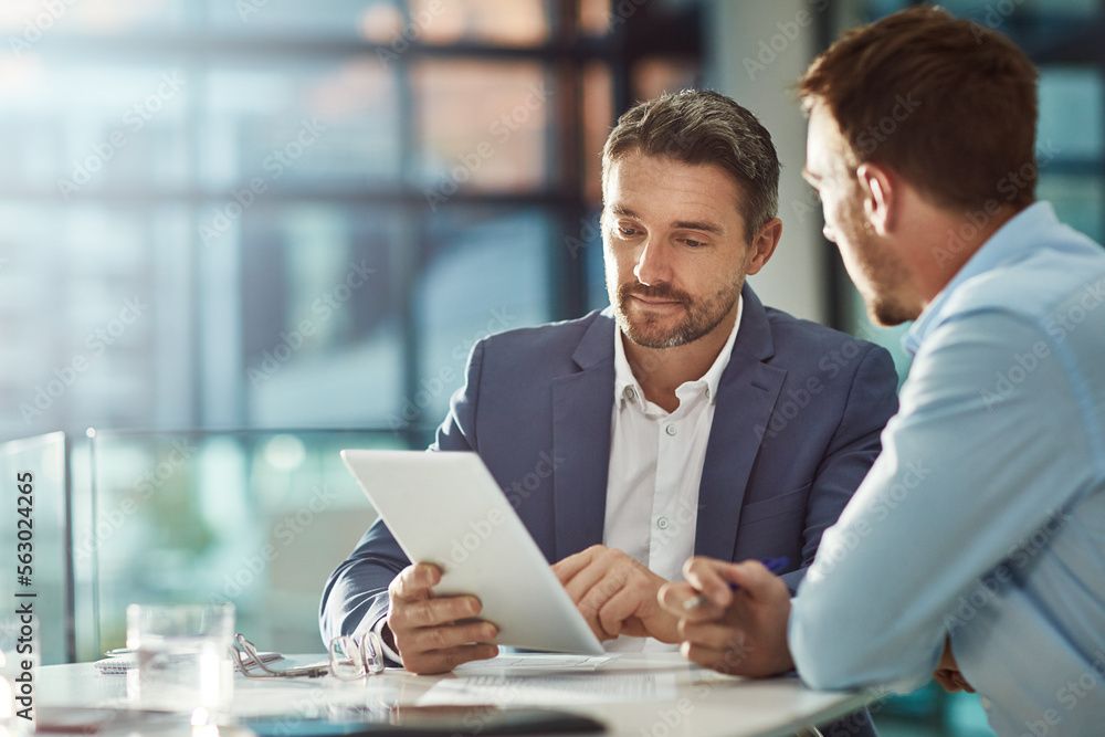 Échange entre un responsable et un collaborateur autour d'une tablette