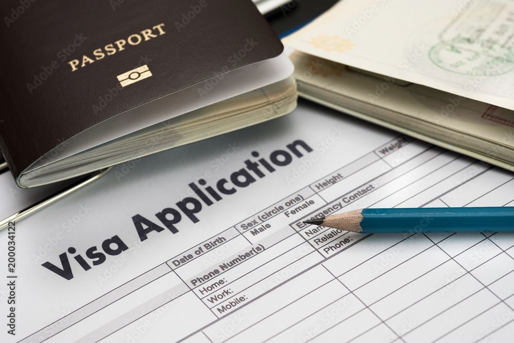 Passeport posé sur un formulaire de demande